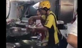 快递员爆料炒菜视频,揭秘快递小哥的厨艺逆袭之路